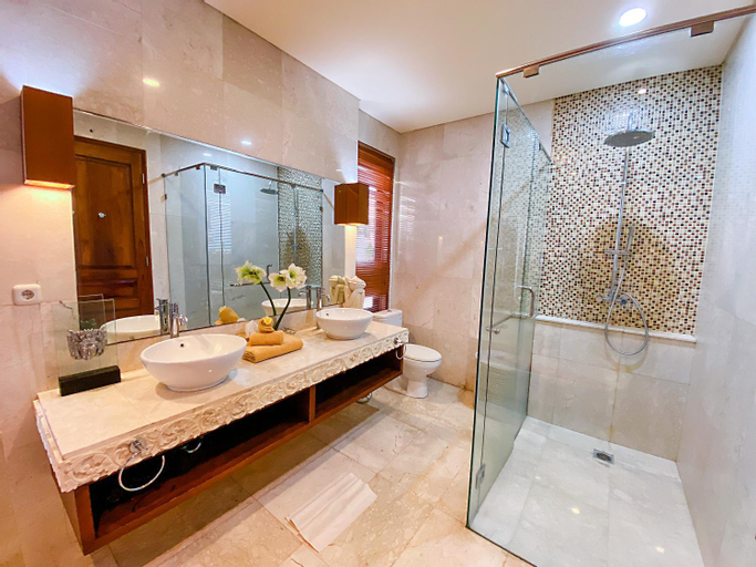 Bathroom 16