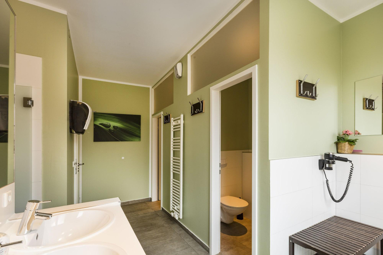 Bathroom 5, Five Reasons Hotel & Hostel, Nürnberg