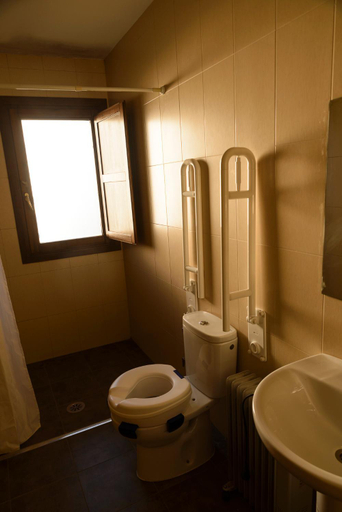Bathroom, UNDUESINA Albergue Undues de Lerda, Zaragoza