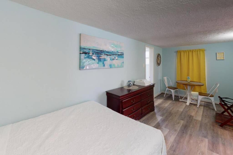 Bedroom, The Comfi Coral - 2 Bed Apartment Home Studio B, Houston