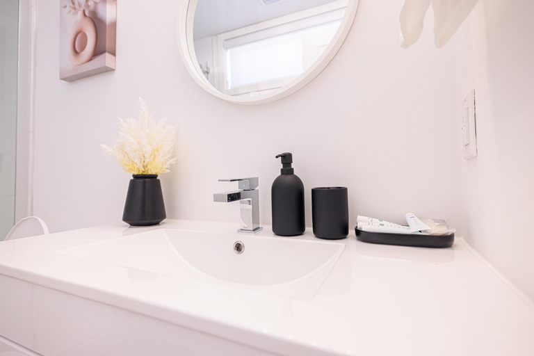 Bedroom 5, Luxury & Comfy Apartment, Mins Drive To All Niagara Falls Attraction, Niagara