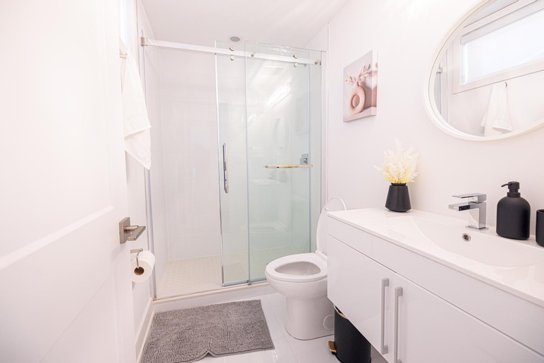 Bedroom 4, Luxury & Comfy Apartment, Mins Drive To All Niagara Falls Attraction, Niagara
