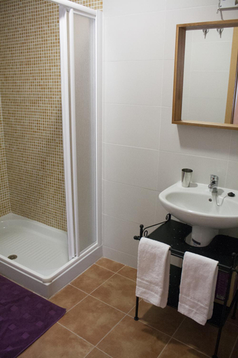Bathroom 2, Apartamentos El Puente, Madrid