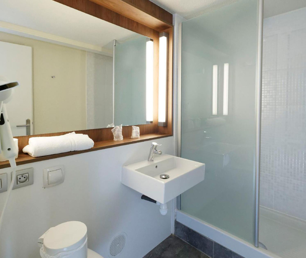 Bathroom 4, The Originals Access, Hôtel Foix, Ariège