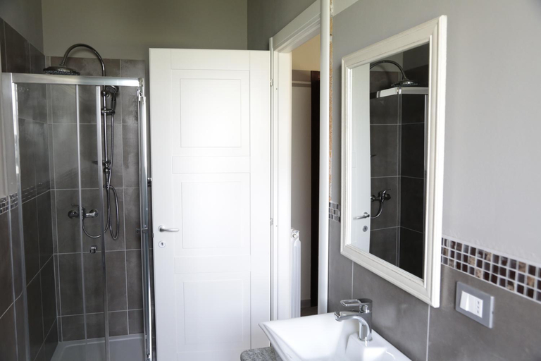 Bathroom, B&B Rozafa, Cuneo