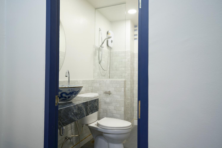 Bathroom 4, Sweet's Escape, Khlong Toey