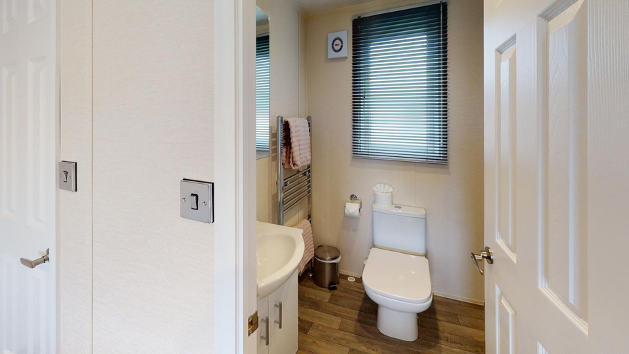 Bathroom 4, Brackenborough Lakes Resort, Lincolnshire