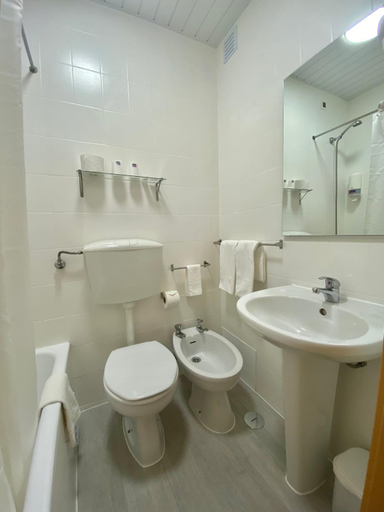 Bathroom 4, Paradouro, Lisbon