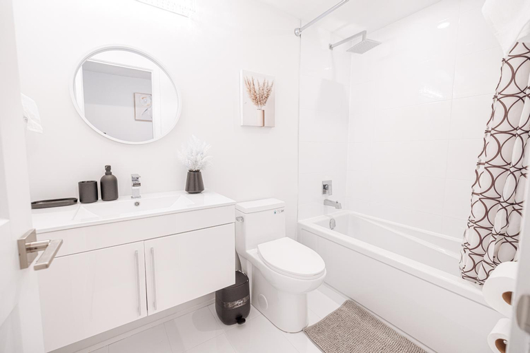 Bedroom 3, Luxury & Comfy Apartment, Mins Drive To All Niagara Falls Attraction, Niagara