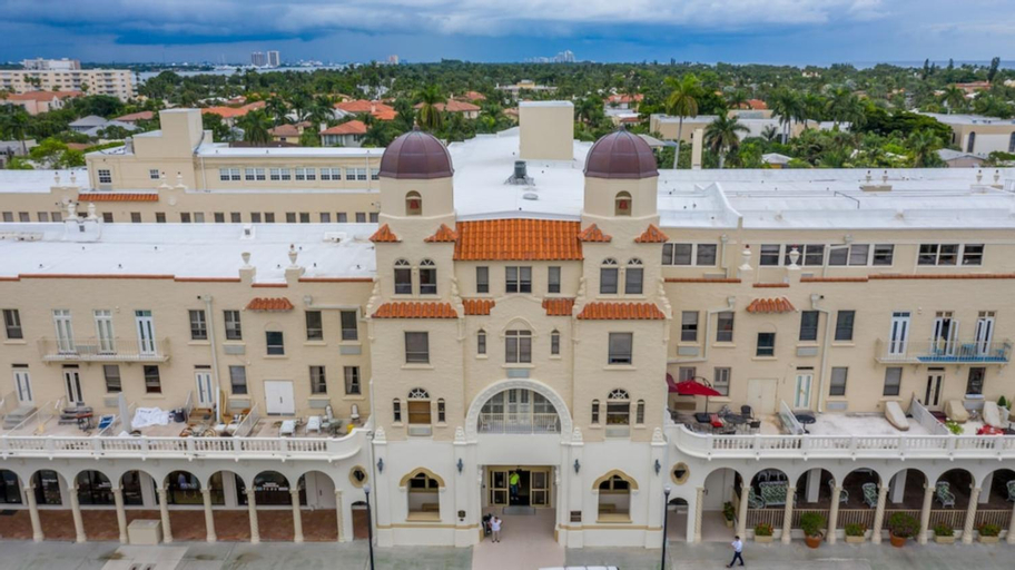 Tropical Beach Condo - Pool, Shops, 86" TV, WiFi, Palm Beach