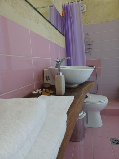 Bathroom 3, studio Nick, West Greece