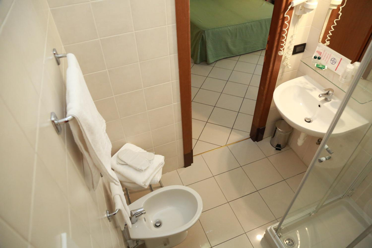 Bathroom 3, Hotel Dore, Milano