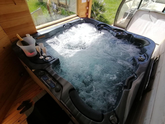 Others 2, Chambre avec jacuzzi privatif "le pecher", Drôme