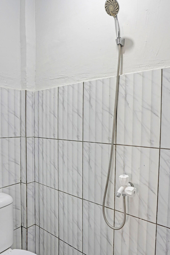 Bathroom 4, Oyo 91594 Bungah Residence Syariah, Gresik