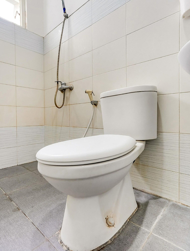 Bathroom, OYO 90935 Rumah Kost Metroliving, Surabaya