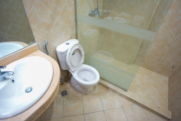 Bathroom, Euro Hotel And Apartments, Ilala