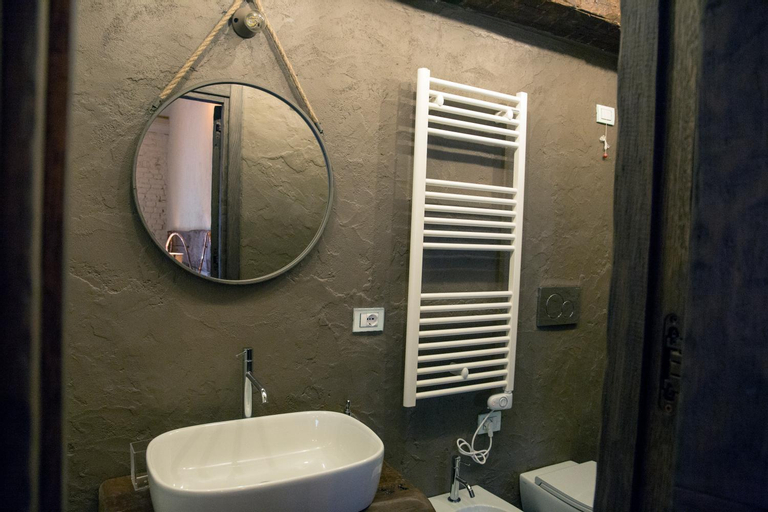 Bathroom 16