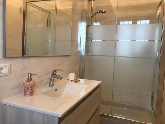 Bathroom 10
