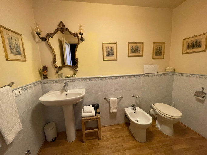 Bathroom 3, La Boheme B&B, Lucca