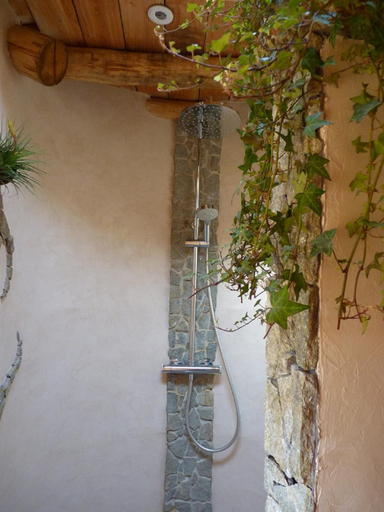 Bathroom, Cabane-hobbit de Samsaget, Dordogne