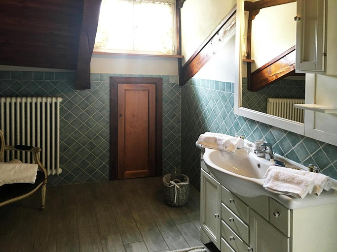 Bathroom 4, Tenuta degli Angeli Rossi, Asti