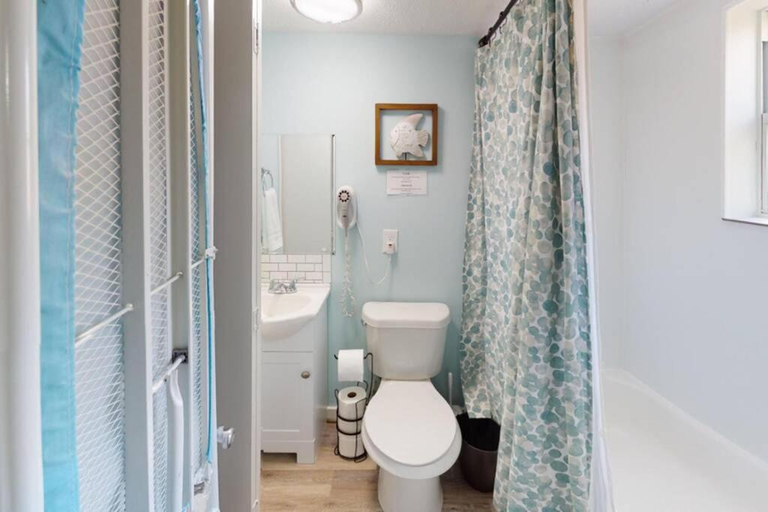 Bathroom, The Comfi Coral - 2 Bed Apartment Home Studio B, Houston