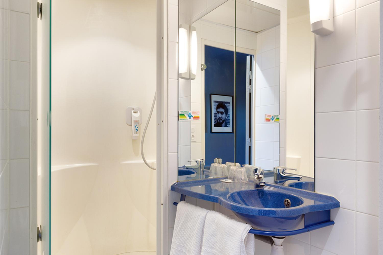 Bathroom 4, ibis budget La Roche Sur Yon Vendespace, Vendée