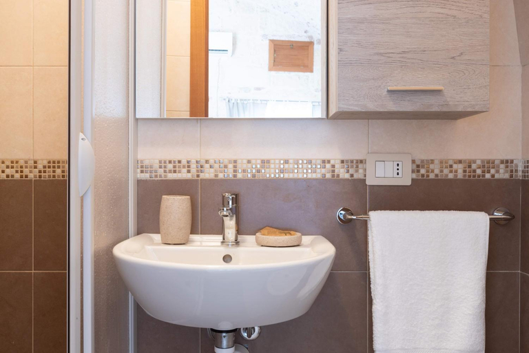 Bathroom 2, B&B La finestra sui Giardini, Bari