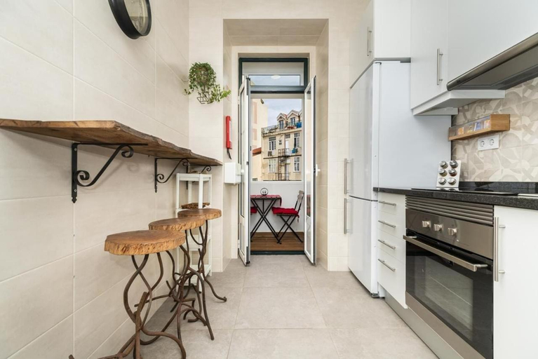 Others 2, Rustic M2 R1 - Amazing Double Room with Shared Bathroom, Lisbon