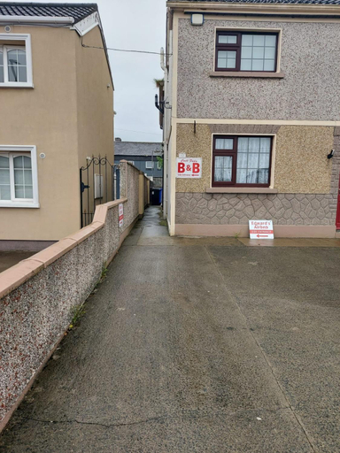 Others 4, Eamonns Cosy B&B Private Parking