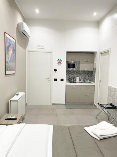 Others 4, Room25mq Guest House, Napoli