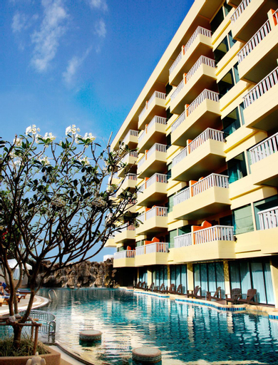 Exterior & Views 24