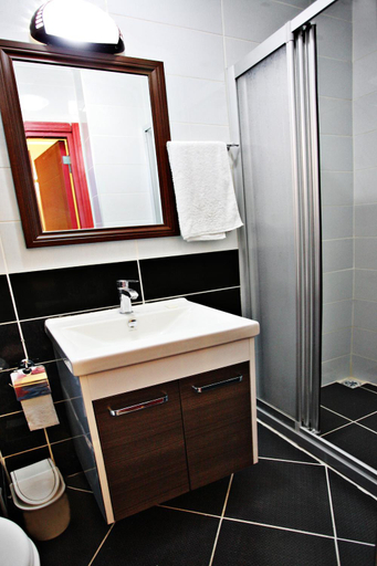 Bathroom 5, Taksim Palace Hotel, Beyoğlu
