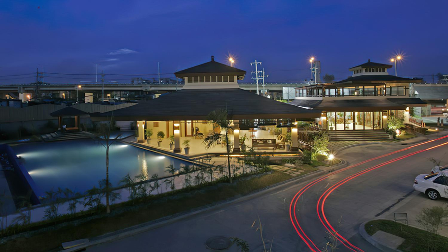 Food & Drinks 2, Spacious Penthouse Near NAIA with 24-7 Convenience, Parañaque