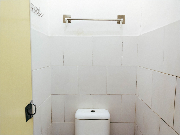 Bathroom 3, Eleven Guest House Syariah, Bogor