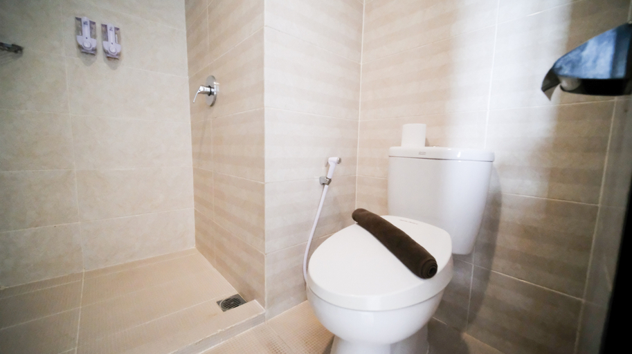 Bathroom 5, Homey Studio No Kitchen at Grand Darmo Suite Apartment By Travelio, Surabaya