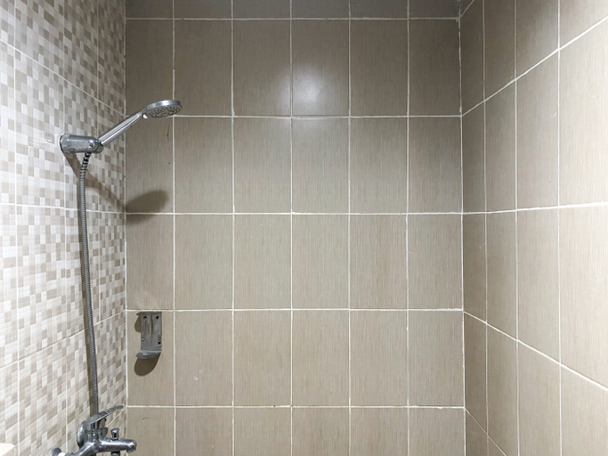 Bathroom 5, Warm and Comfy Studio at Enviro Apartment By Travelio, Cikarang