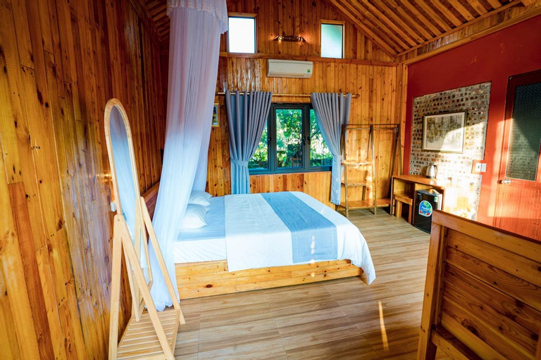Bedroom 2, Wooden Bungalow lake view include breakfast, Gia Viễn