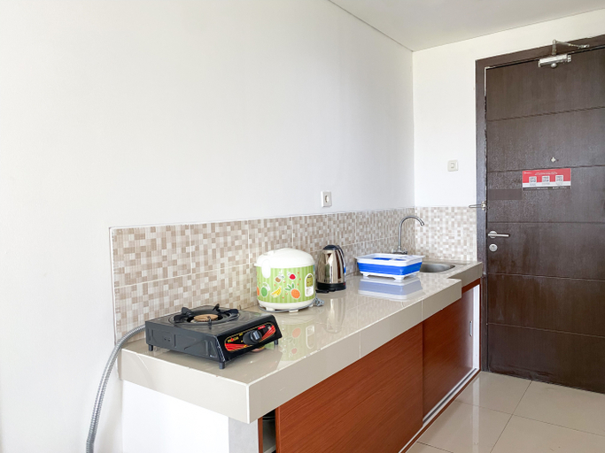 Others 4, Warm and Comfy Studio at Enviro Apartment By Travelio, Cikarang