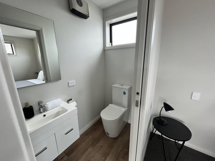 Bathroom 2, Two Thumbs Unit 1, Mackenzie