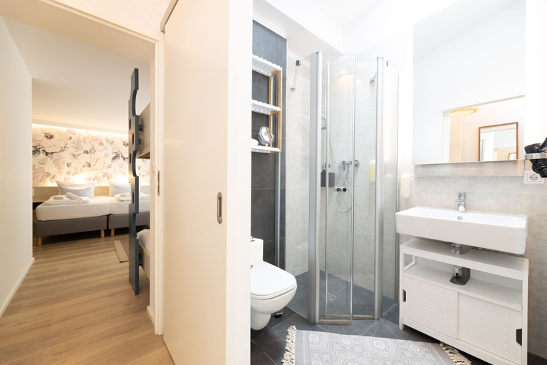 Bathroom 3, Little Suite Apartments, Dresden