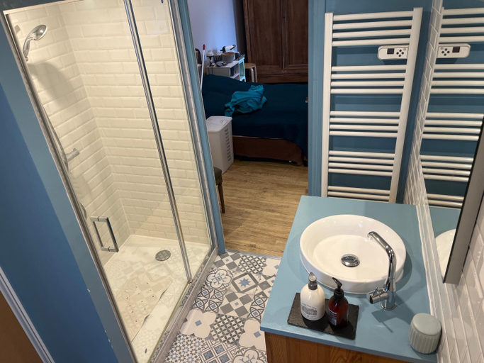 Bathroom 3, Jolie chambre dans une dependance de longere bretonne, Côtes-d'Armor