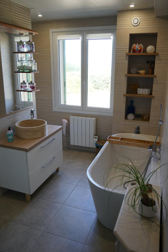 Bathroom 2, Villa Joret, Manche