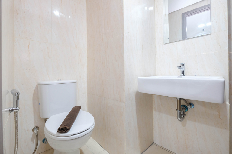 Bathroom 5, Stunning and Comfy Studio Tamansari Bintaro Mansion Apartment By Travelio, South Tangerang