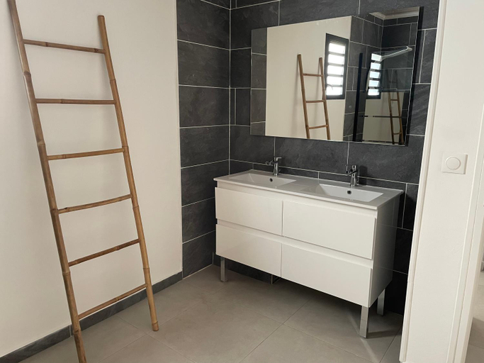 Bathroom 2, Arbre a pain, Bras-Panon