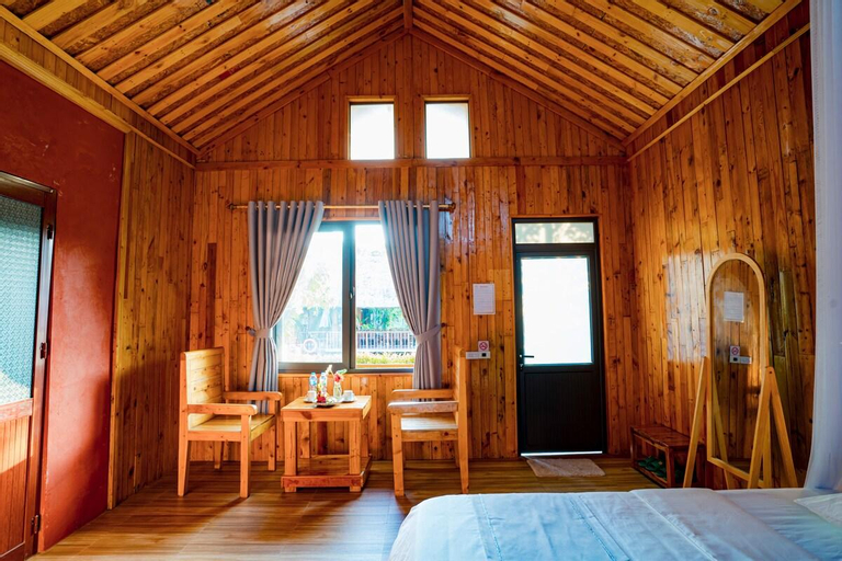 Bedroom 3, Wooden Bungalow lake view include breakfast, Gia Viễn