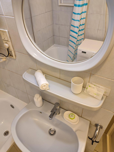 Bathroom 3, Bond & Sue, Budapesti