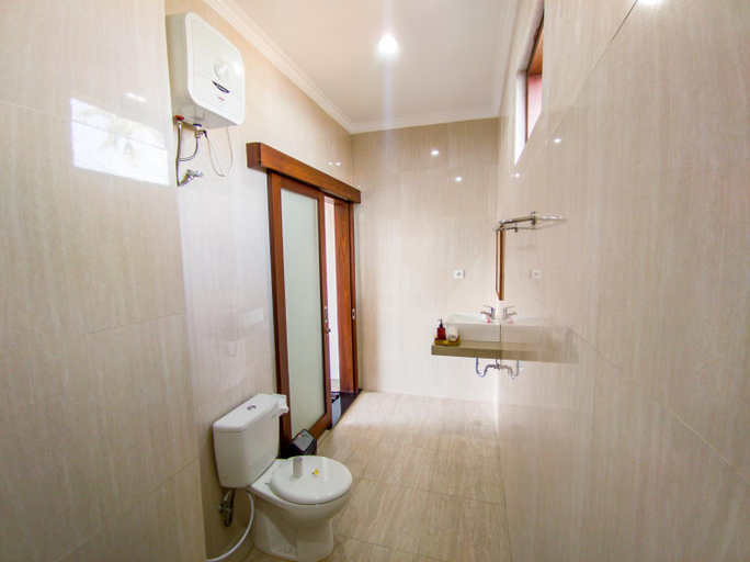 Bathroom 4, The Lucky Canggu, Badung