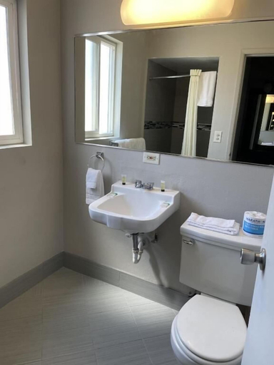 Bathroom 3, Downtown Inn, Chelan