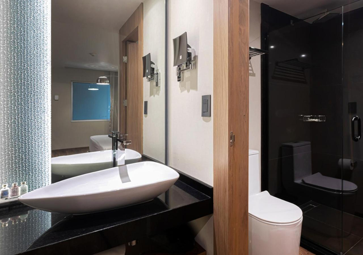 Bathroom 4, Real del Rio, Tijuana